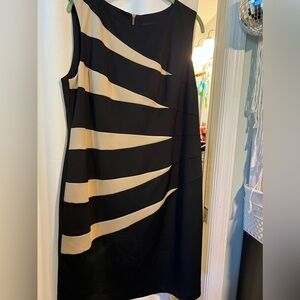 R & M Richards Black/Beige Shift Dress 14W.